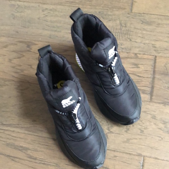 Sorel Out N About Puffy black zip shoes Sz 5 New with Tags - Picture 5 of 10